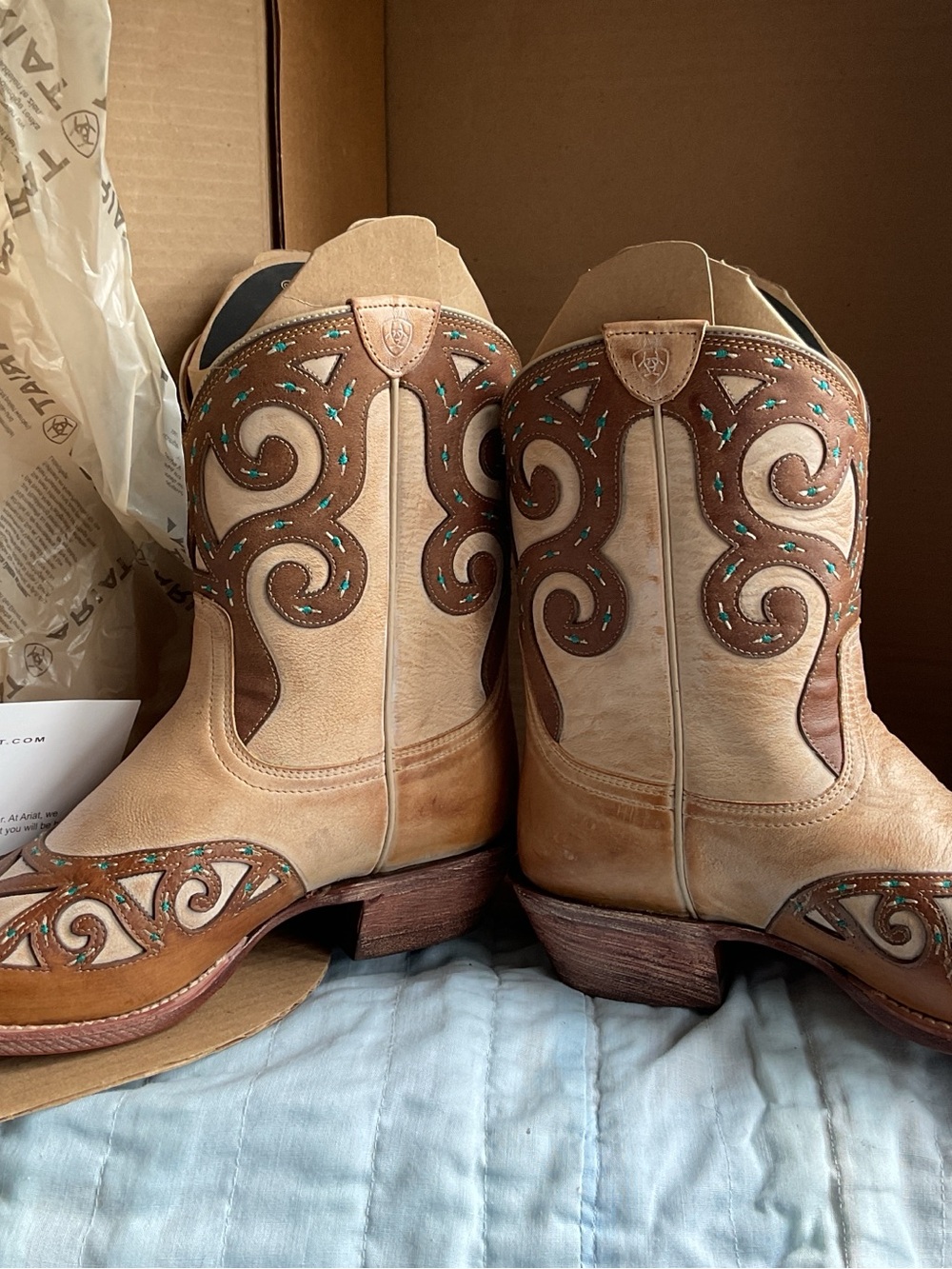 NWT in Original box Ariat RIO 2 Tone Tan Brown Layer Turquoise Western Embroidry - Picture 11 of 14